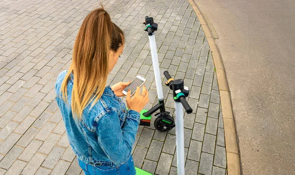 Elektrikli Taşıma Kızdan Kullanarak Elektrikli Şehir Scooterını Tekmele Kentsel Yaşam — Stok fotoğraf