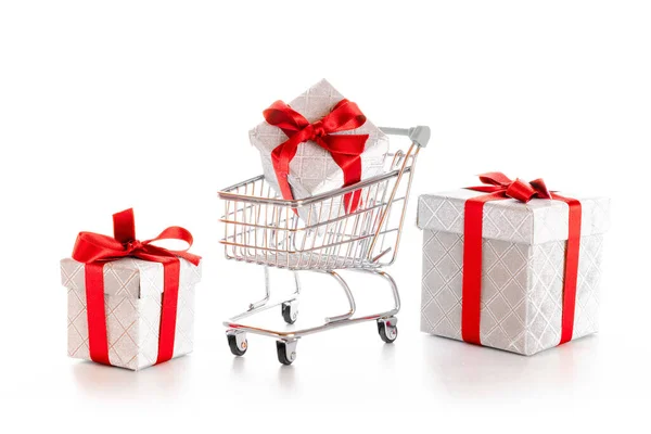 Karácsonyi Vásár Szupermarket Bevásárlókocsi Karácsonyi Vagy Születésnapi Ajándékdobozzal Elszigetelt Fehér — Stock Fotó