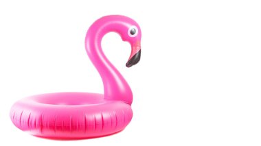 Flamingo baskısı. Beyaz arka planda izole edilmiş yaz plajı için pembe havuz şişirilebilir flamingo. Asgari yaz konsepti