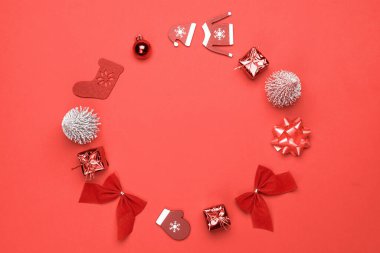 Noel çelengi. Çorap, hediyeler, kış ağacı, kurdele ve selamlama kartı için kırmızı arka planda fiyonk. Metin için alanı olan Xmas arkaplanı