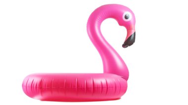 Yaz eğlencesi. Beyaz arka planda izole edilmiş yaz plajı için pembe havuz şişirilebilir flamingo. Lüks yaşam tarzı seyahati
