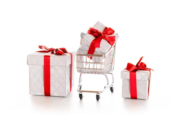 Kosárpiac Szupermarket Bevásárlókocsi Karácsonyi Vagy Születésnapi Ajándékdobozzal Elszigetelt Fehér Háttérrel — Stock Fotó