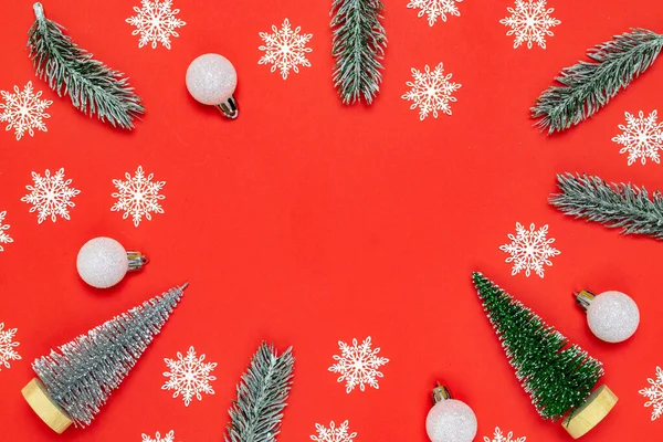 Відпустка Зима Червона Білі Сніжинки Ялинка Срібні Кульки Різдвяній Композиції — стокове фото