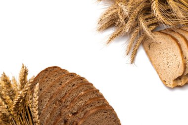 Baget ekmeği. Çavdar ekmeği ve ekmek kırıntılarıyla. Buğday tohumu kulaklı ve beyaz arka planda izole edilmiş taze bir somun köy ekmeği. Konsept - Evde Yemek Pişirme