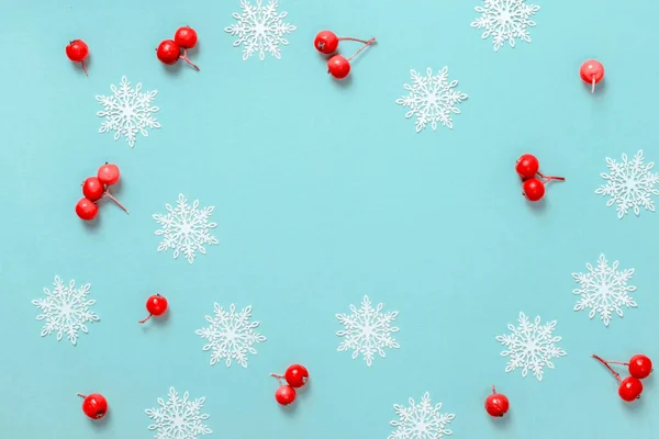 Weihnachtsmuster Weiße Schneeflocken Rote Beeren Weihnachtlicher Komposition Auf Pastellblauem Hintergrund — Stockfoto