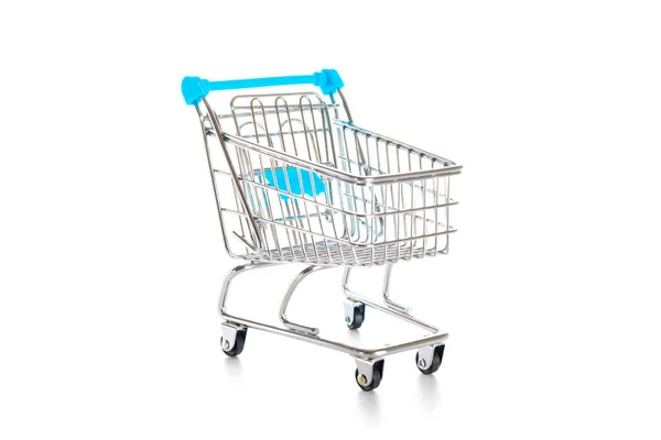 Producten kar. Boodschappenmandje voor de detailhandel. Lege trolley kar voor supermarkt geïsoleerd op witte achtergrond. Creatief idee om online te winkelen, zomerverkoop, supermarkt. — Stockfoto