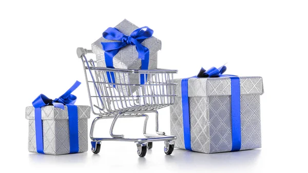 Karácsonyi Vásárlás Szupermarket Bevásárlókocsi Karácsonyi Vagy Születésnapi Ajándékdobozzal Elszigetelt Fehér — Stock Fotó