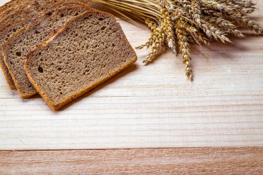 Geleneksel ekmek. Buğday tohumu kulaklı bir somun taze ekmek ya da ahşap desenli bir bitki. Çavdar ekmeği fırını. Fırın ürün etiketi için tasarım ögesi