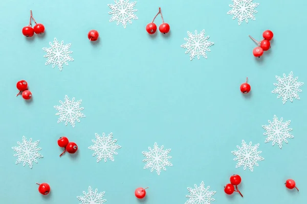 Wintermuster Rote Beeren Weiße Schneeflocken Form Rahmen Auf Pastellblauem Hintergrund — Stockfoto
