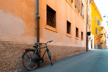 Verona Caddesi. Romeo ve Juliet ile eski Avrupa şehri panoramik manzarası, güzel mimari, Adige nehri ve köprüler. Yaz yolculuğu konsepti