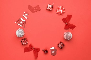 Xmas indirimi. Çorap, hediyeler, kış ağacı, kurdele ve selamlama kartı için kırmızı arka planda fiyonk. Kopya alanına sahip kış şenliği kompozisyonu
