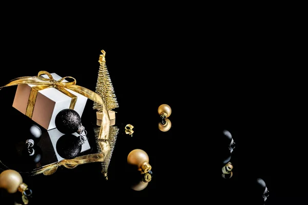 Świąteczna Kompozycja Białe Pudełko Złotą Wstążką Piłeczki Noworoczne Drzewo Zimowe — Zdjęcie stockowe