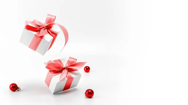 Χριστουγεννιάτικη Πώληση Λευκά Δώρα Κόκκινη Κορδέλα Και Μπάλες Πρωτοχρονιάς Χριστουγεννιάτικη — Φωτογραφία Αρχείου