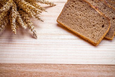 Geleneksel ekmek. Buğday tohumu kulaklı bir somun taze ekmek ya da ahşap desenli bir bitki. Çavdar ekmeği fırını. Fırın ürün etiketi için tasarım ögesi