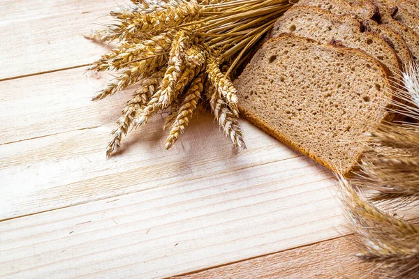 Целый Пшеничный Хлеб Свежая Буханка Традиционного Деревенского Хлеба Колосом Пшеницы — стоковое фото