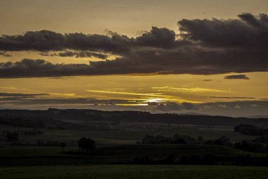 Bir akşam İsviçre alanları otlaklar ve bulutlar