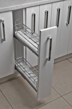 Ev iç. Mutfak - mobilya ile kapıyı açtı. Ahşap ve krom malzeme, Modern tasarım