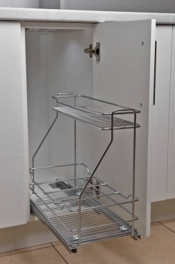 Ev iç. Mutfak - mobilya ile kapıyı açtı. Ahşap ve krom malzeme, Modern tasarım