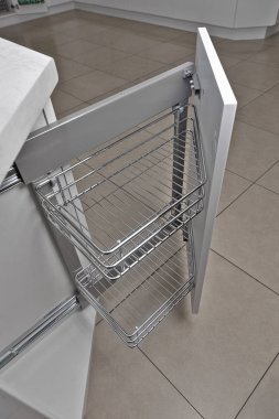 Ev iç. Mutfak - mobilya ile kapıyı açtı. Ahşap ve krom malzeme, Modern tasarım