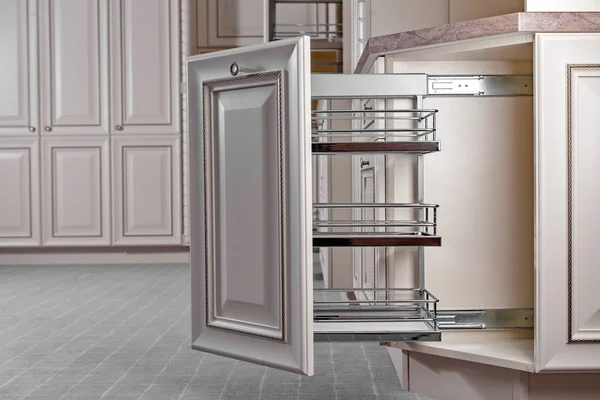 Ev iç. Mutfak - mobilya ile kapıyı açtı. Ahşap ve krom malzeme, Modern tasarım