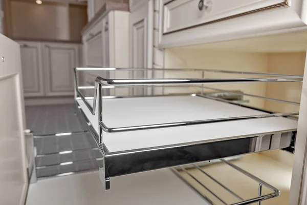 クローズ アップ インテリア キッチン クロム家具棚のドアを開ける 木とクローム素材 モダンなデザイン — ストック写真