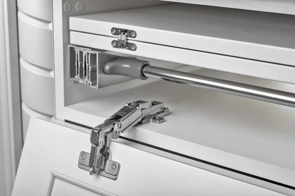 Metal menteşeler için bir dolap. Yakın çekim
