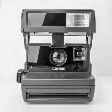 Anlık kamerayı kapatın. Beyaz arka plan üzerinde izole anlık fotoğraf makinesi.