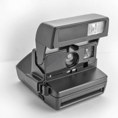 Anlık kamerayı kapatın. Beyaz arka plan üzerinde izole anlık fotoğraf makinesi.