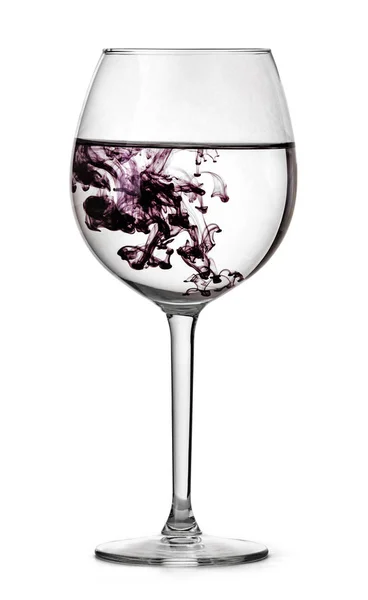 Vaso Con Agua Gota Tinta Violeta Medio Vaso Lleno Para — Foto de Stock