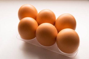 Bir düzine beyaz bir arka planda izole çiğ yumurta. Yumurtalık.