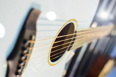 Beyaz veya açık mavi ahşap akustik gitar ses deliği kapatın. Işıklar arka plan