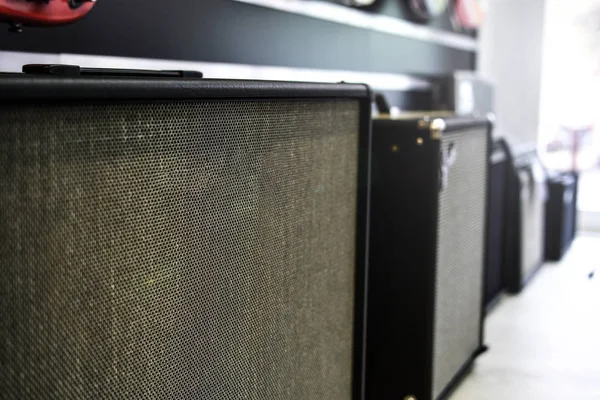 Satır bir müzik mağazasında gitar amplifikatör.
