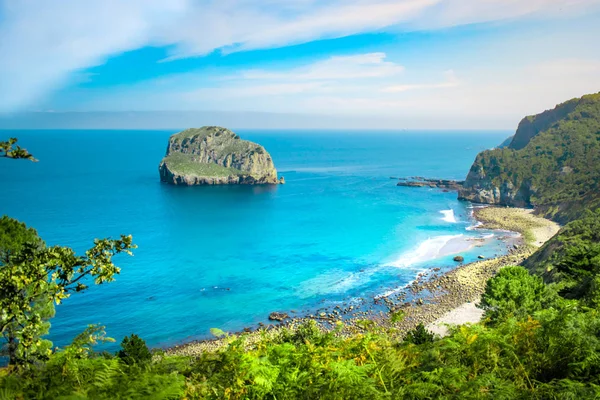 San Juan de Gaztelugatxe, Bask Ülkesi, İspanya Adası. Cennet plaj.