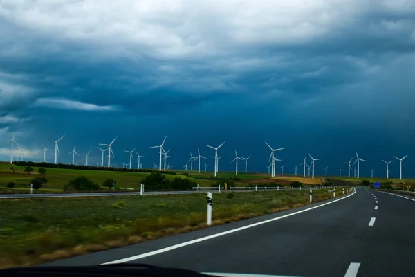 Yel türbinleri enerji santrali elektrik üretimi yakın yol için. Çevre dostu elektrik üretimi.