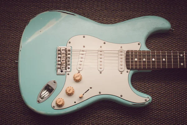Světle Modrá Elektrická Kytara Purpurové Textury Pozadí Věkem Opotřebené Kytara — Stock fotografie