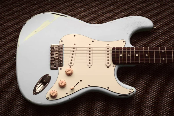 ホワイト パール アイボリーのエレク トリック ギター紫テクスチャ背景 美しいビンテージ ギター — ストック写真