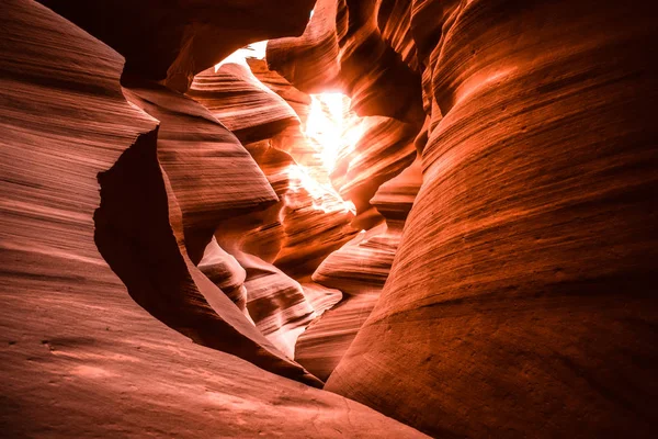 Antelope Canyon v rezervaci Navajo poblíž stránky, Arizona Usa. Jeskyně se sluncem — Stock fotografie