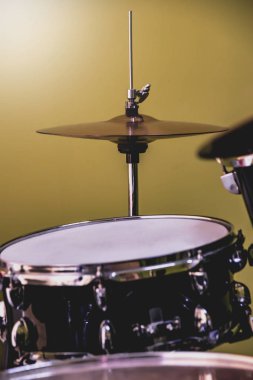 Reçel studio veya müzik okulu davul görünümü kapatın