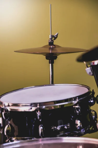 Vista de cerca en el conjunto de batería en el estudio de atasco o la escuela de música — Foto de Stock