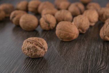 Ceviz closeup koyu ahşap masa bir arka plana dayanır. Ceviz devam.