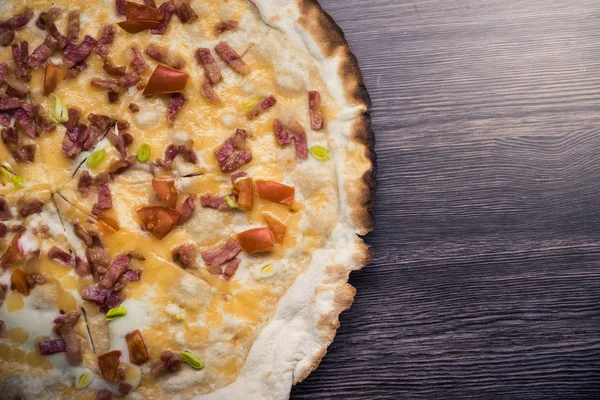Koyu ahşap arka plan karşı esnaf pizza. Kopyalama alanı pizza.