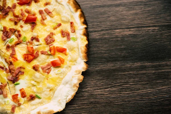 Handwerkliche Pizza vor dunklem Holzhintergrund. Pizza aus dem All kopieren. — Stockfoto