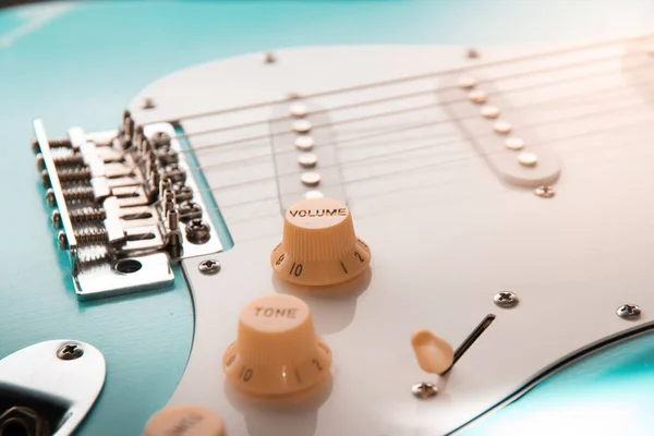 Detalhes e conexão de guitarra e cabo de fio jack. Controlos de tom e volume . — Fotografia de Stock