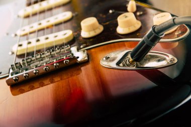Ayrıntılar ve bağlantı gitar ve tel kablo Jack. Sesi ve ses kontrolleri.