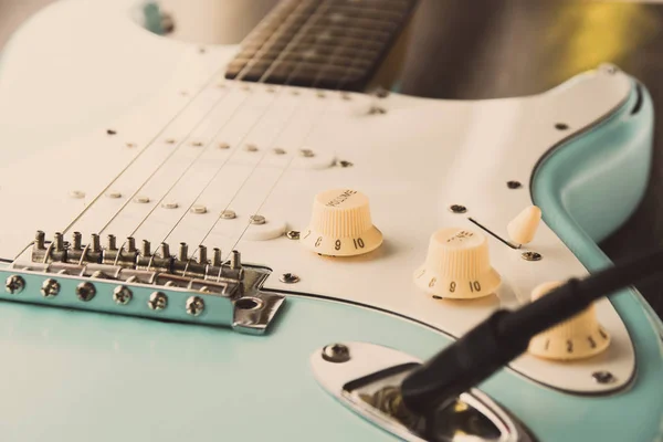 Detalles y conexión de la guitarra y cable jack. Controles de tono y volumen . — Foto de Stock