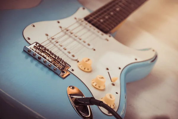 Detalhes e conexão de guitarra e cabo de fio jack. Controlos de tom e volume — Fotografia de Stock