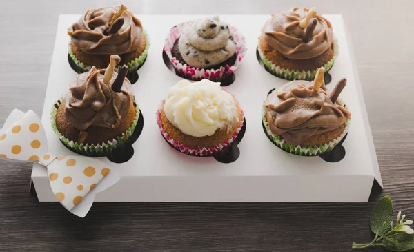 Cupcake packaging, delivery box, vanilla cupcakes, chocolate and white cream