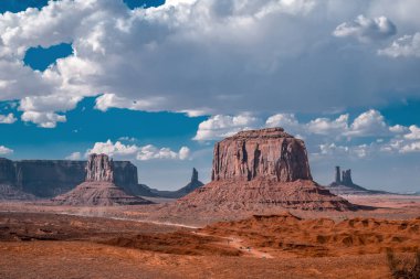 Gün batımı görünümü manzara, Monument Valley, Arizona, ABD. İzole rock Bayan.