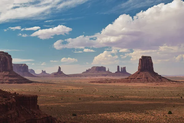 Zataženo západ slunce krajina na Monument Valley, Arizona, Usa — Stock fotografie