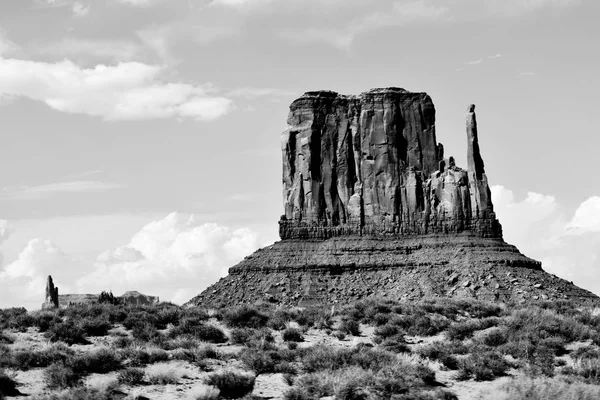 Západ slunce krajina na Monument Valley, Arizona, Usa. Izolované skalní dáma. — Stock fotografie